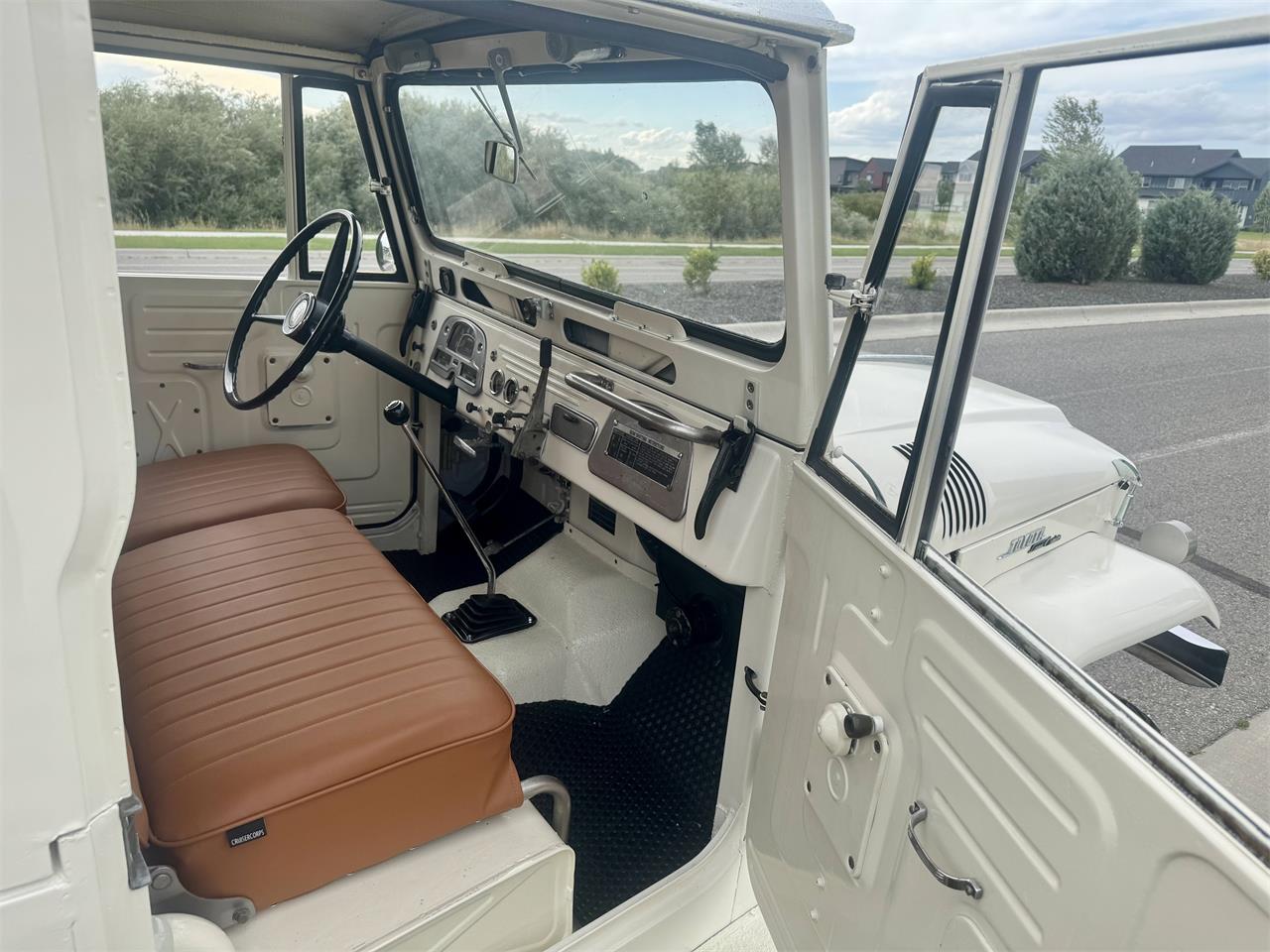 Toyota-Land-cruiser-fj40-1965-Cygnus-White-Camel-19