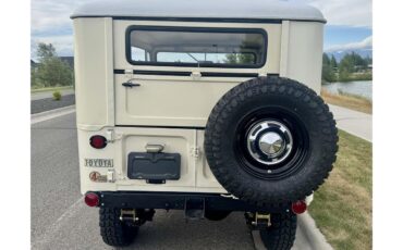 Toyota-Land-cruiser-fj40-1965-Cygnus-White-Camel-6