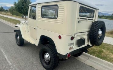 Toyota-Land-cruiser-fj40-1965-Cygnus-White-Camel-8