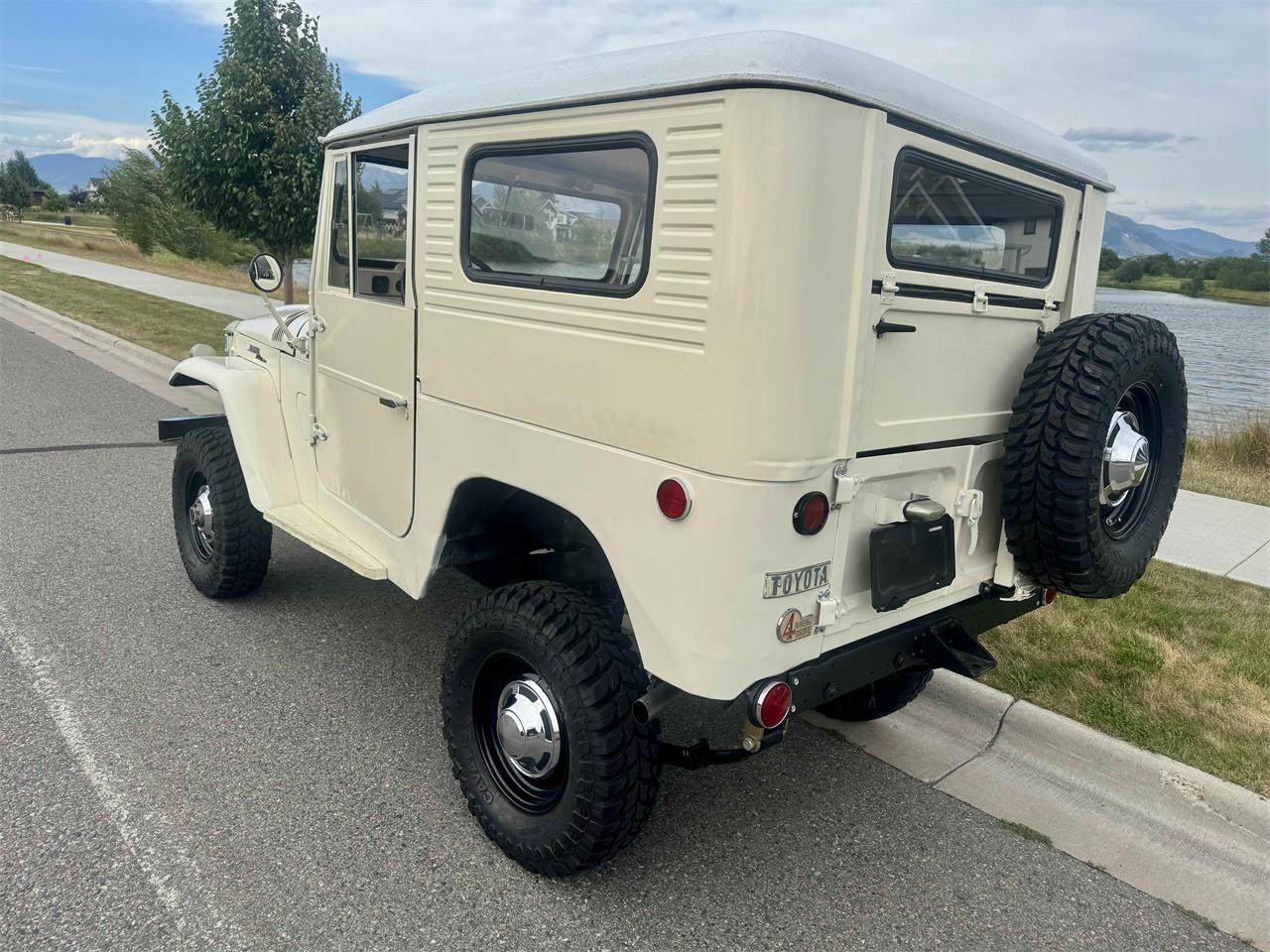 Toyota-Land-cruiser-fj40-1965-Cygnus-White-Camel-8
