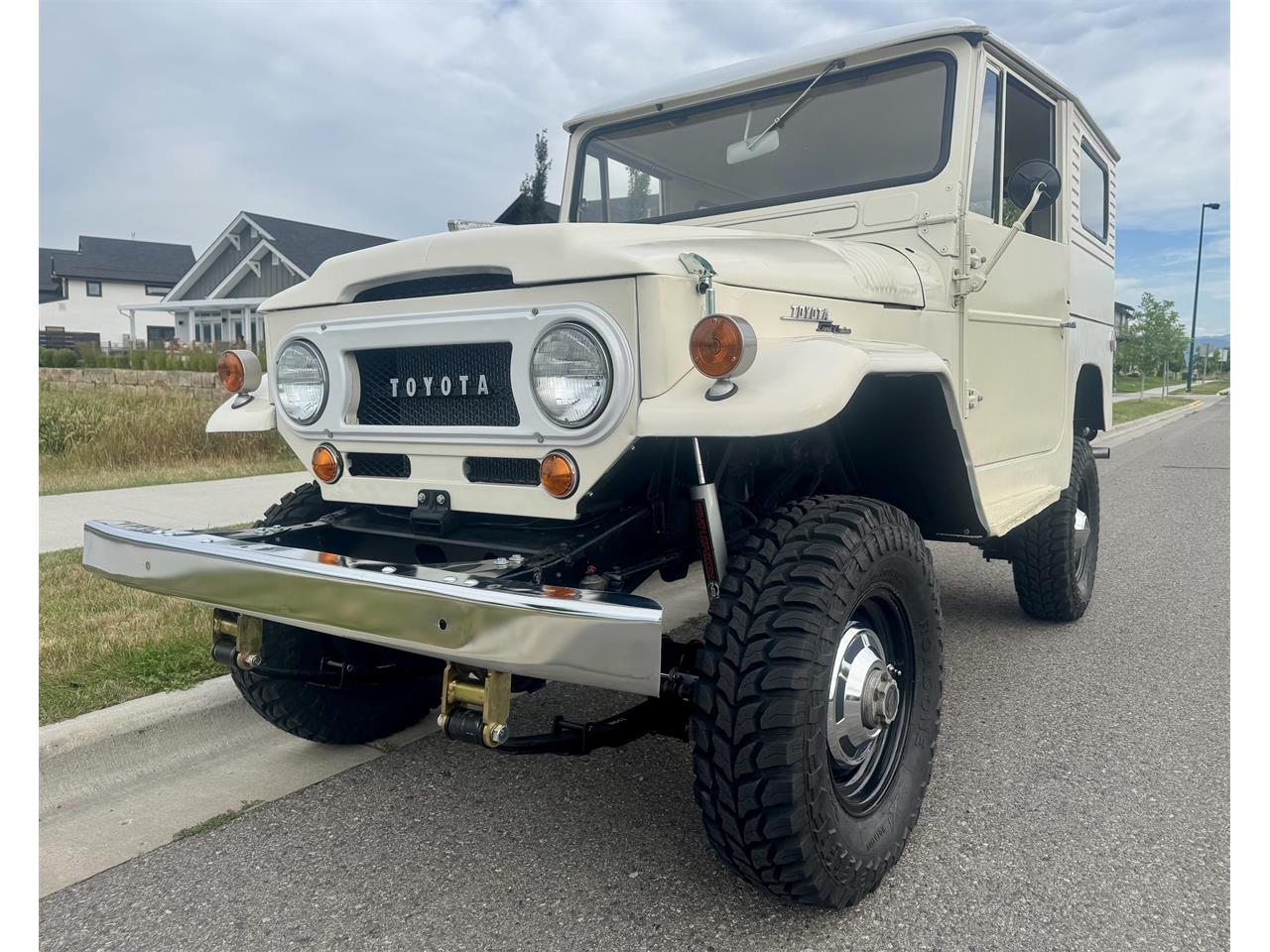 Toyota-Land-cruiser-fj40-1965-Cygnus-White-Camel