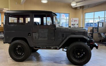Toyota-Land-cruiser-fj40-1966-Gray-RedBlack-11