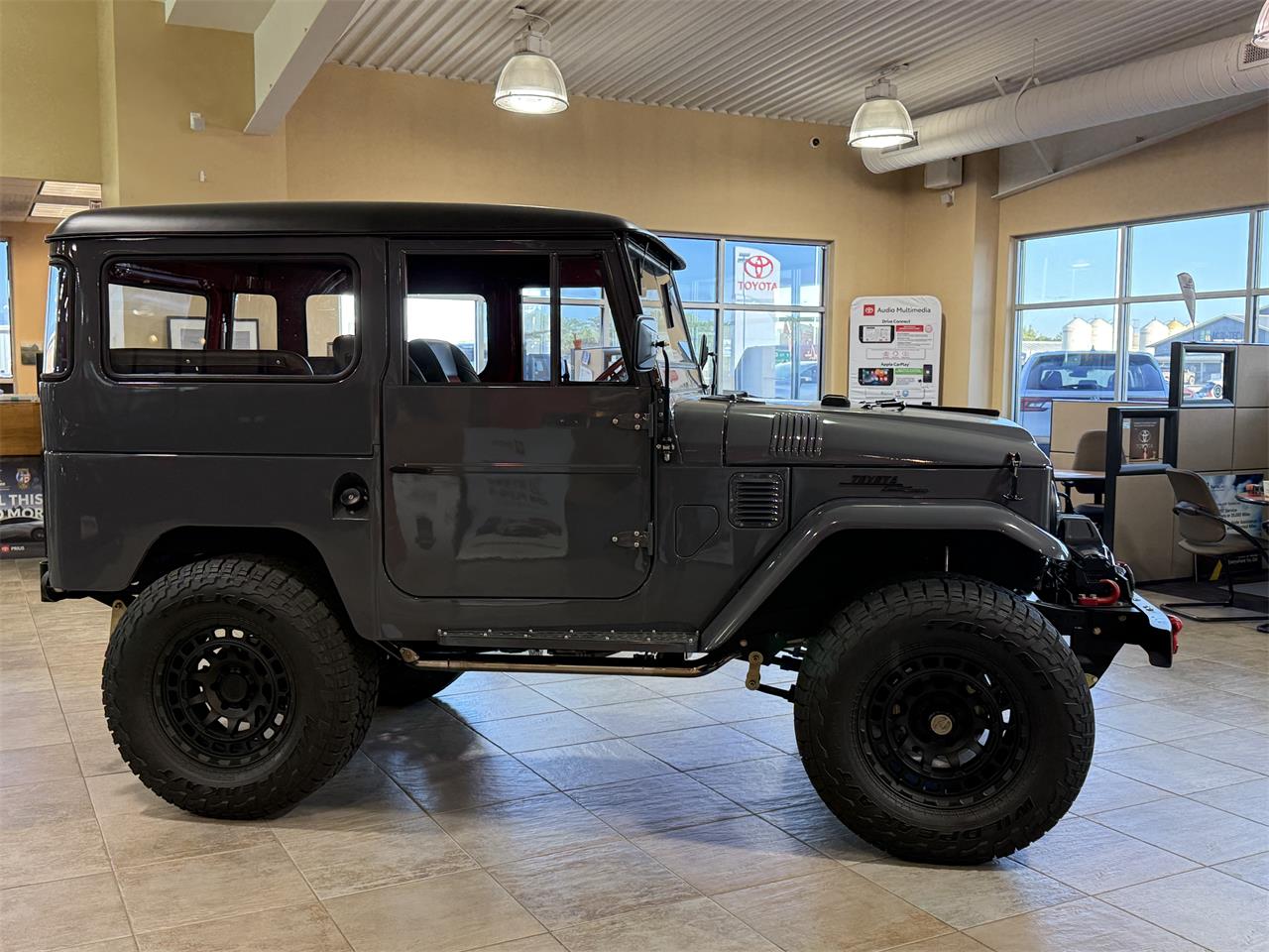 Toyota-Land-cruiser-fj40-1966-Gray-RedBlack-11