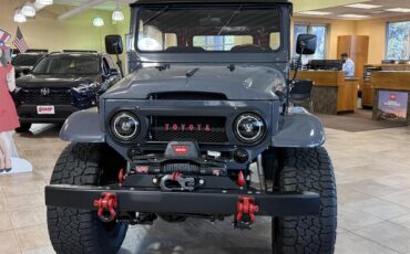 Toyota-Land-cruiser-fj40-1966-Gray-RedBlack