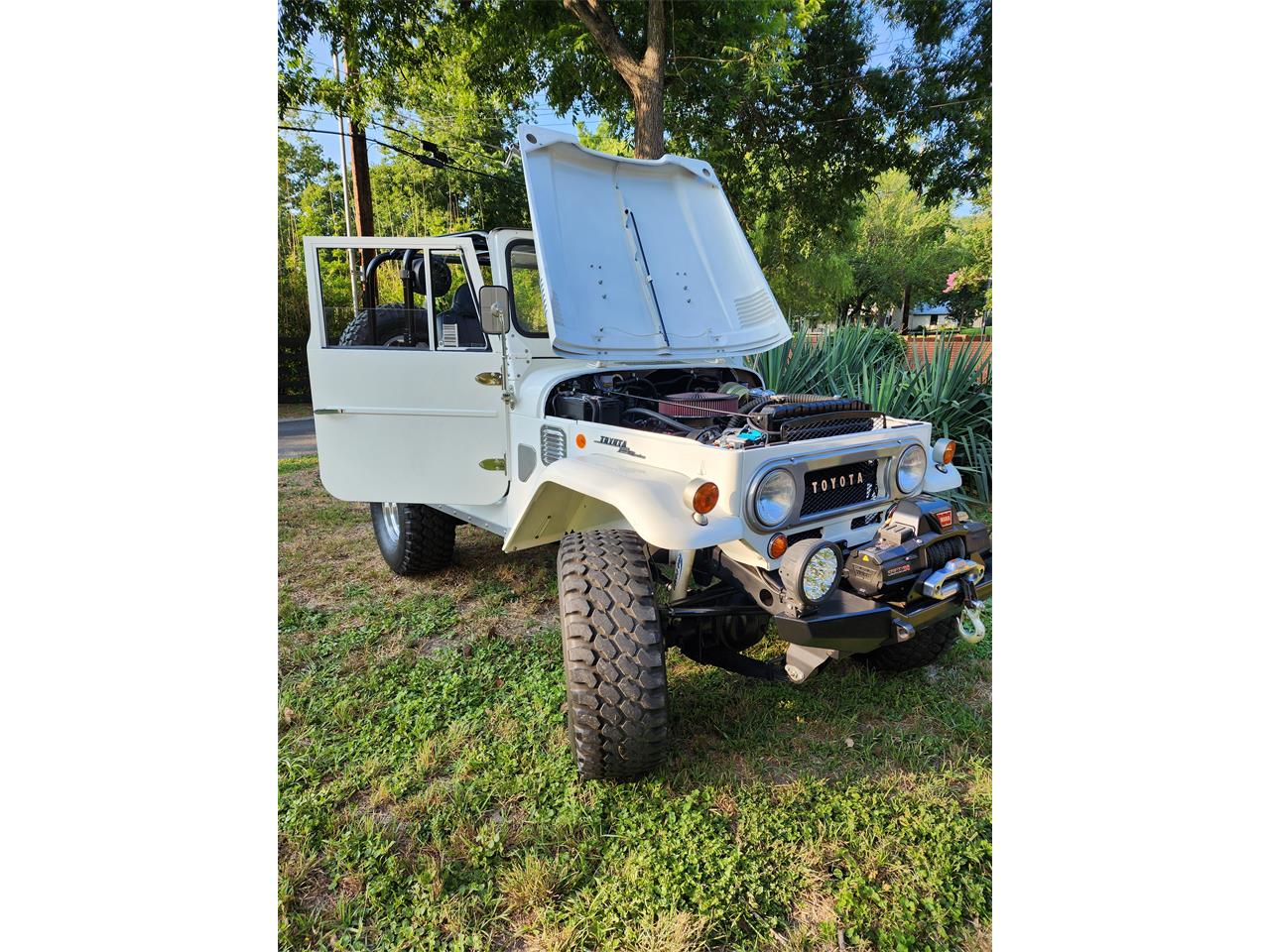Toyota-Land-cruiser-fj40-1969-White-Black-11