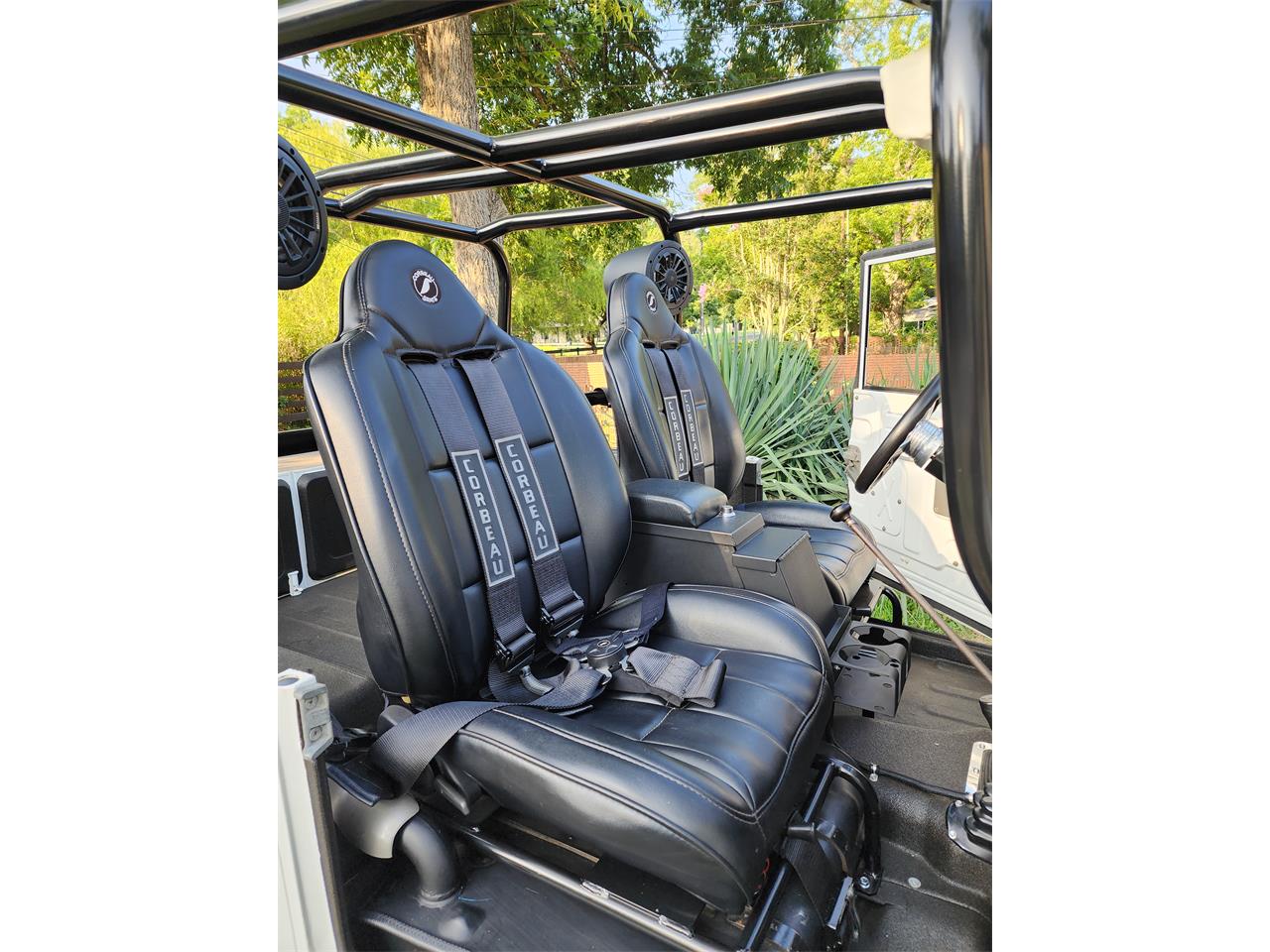 Toyota-Land-cruiser-fj40-1969-White-Black-15