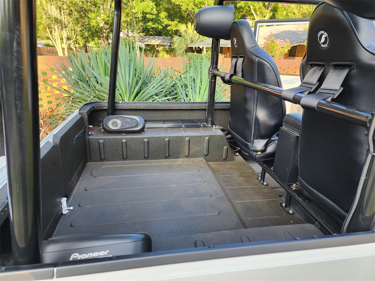 Toyota-Land-cruiser-fj40-1969-White-Black-17