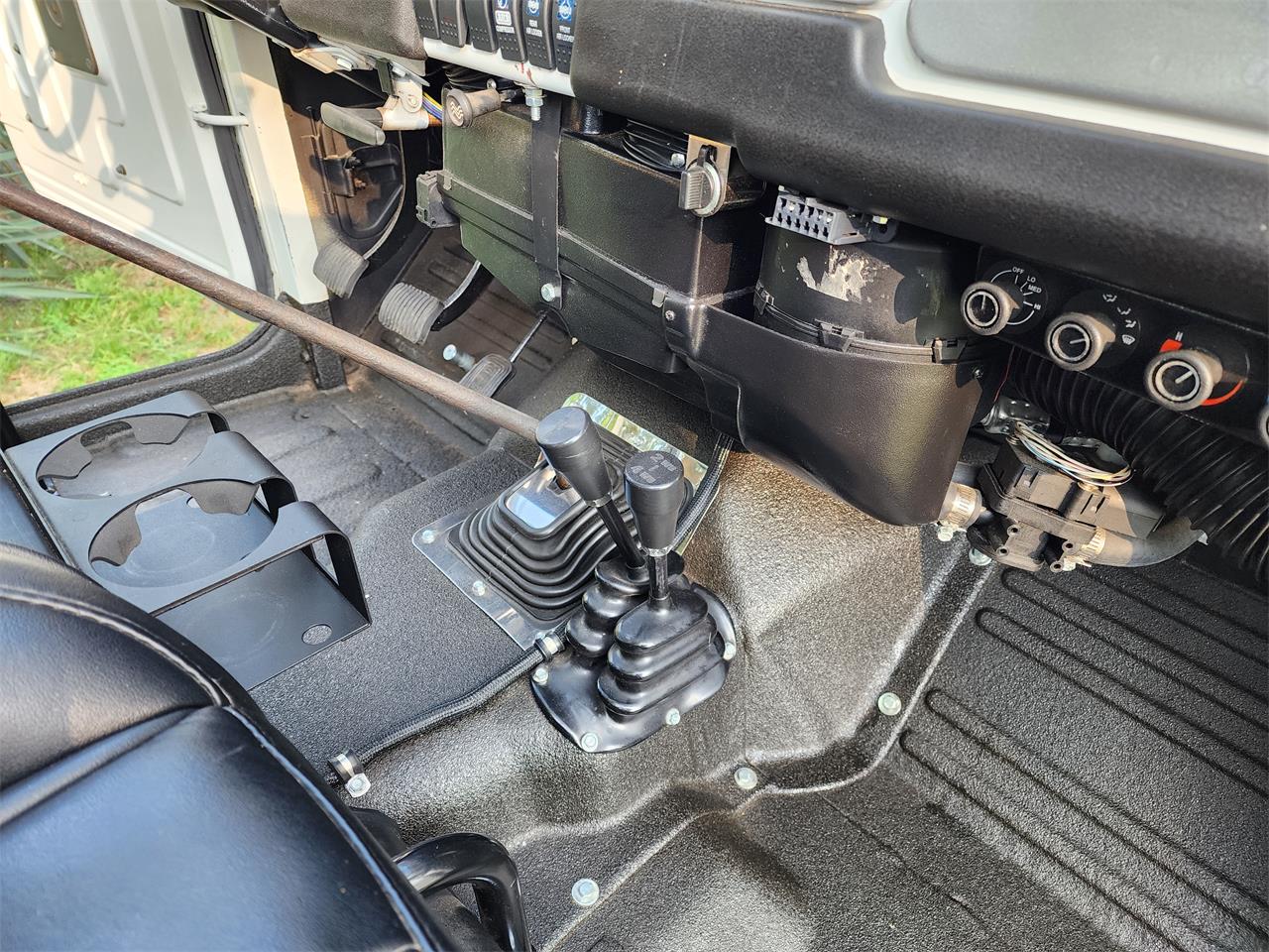 Toyota-Land-cruiser-fj40-1969-White-Black-29