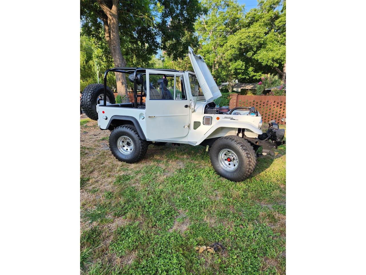 Toyota-Land-cruiser-fj40-1969-White-Black