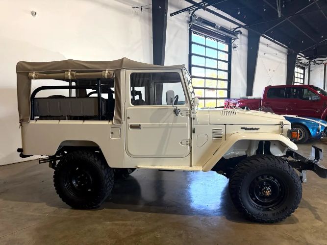 Toyota-Other-1982-Creme-Brown-Vinyl-6