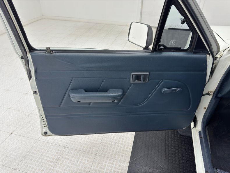 Toyota-Other-1993-White-Blue-30