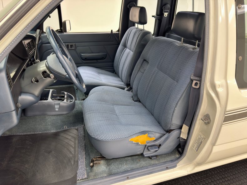 Toyota-Other-1993-White-Blue-32