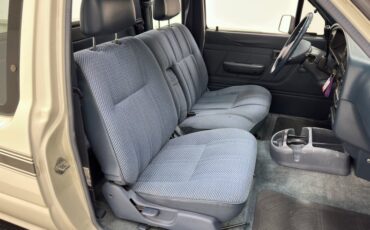 Toyota-Other-1993-White-Blue-35