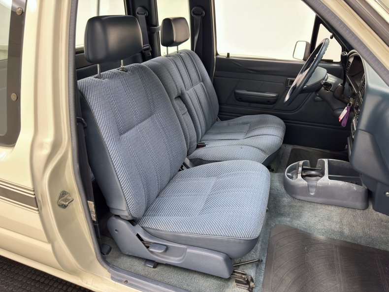 Toyota-Other-1993-White-Blue-35