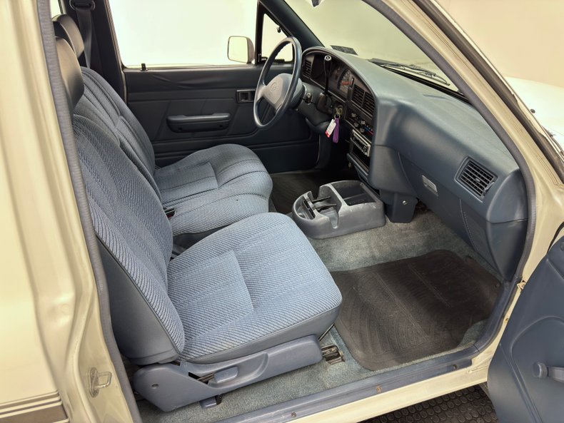 Toyota-Other-1993-White-Blue-39