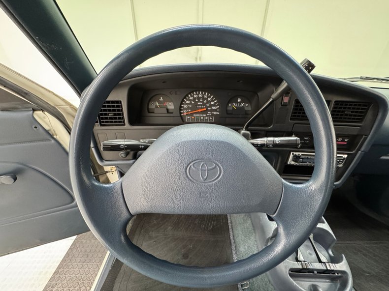 Toyota-Other-1993-White-Blue-41