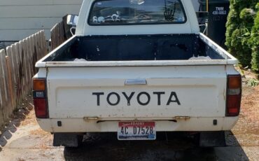Toyota-Pickup-1982-1