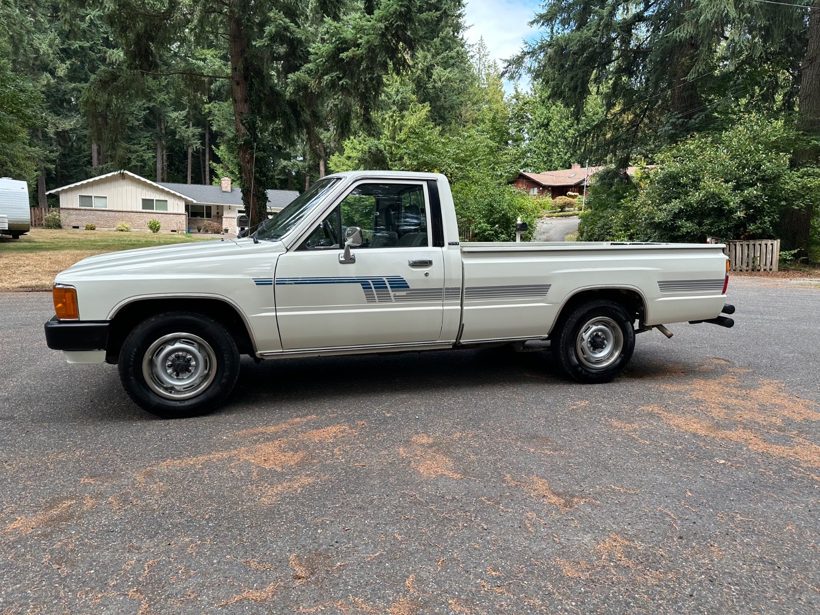 Toyota-Pickup-1986-Standard-Cab-Pickup-3
