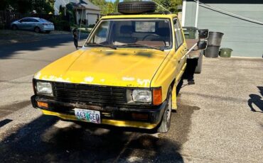 Toyota-camper-flatbed-conversion-1984-yellow-1