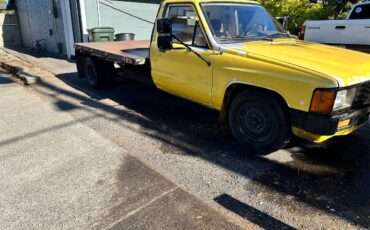 Toyota-camper-flatbed-conversion-1984-yellow-2