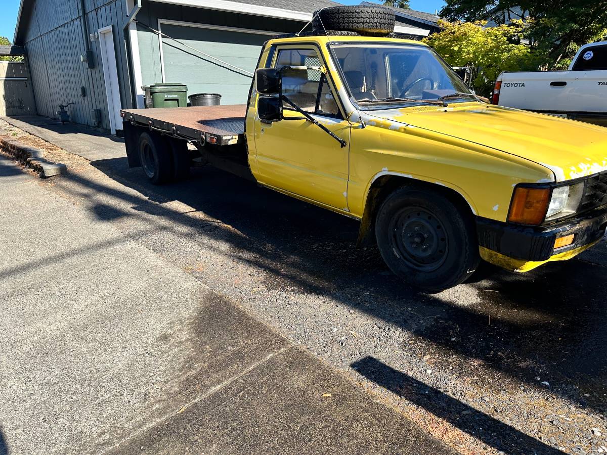 Toyota-camper-flatbed-conversion-1984-yellow-2