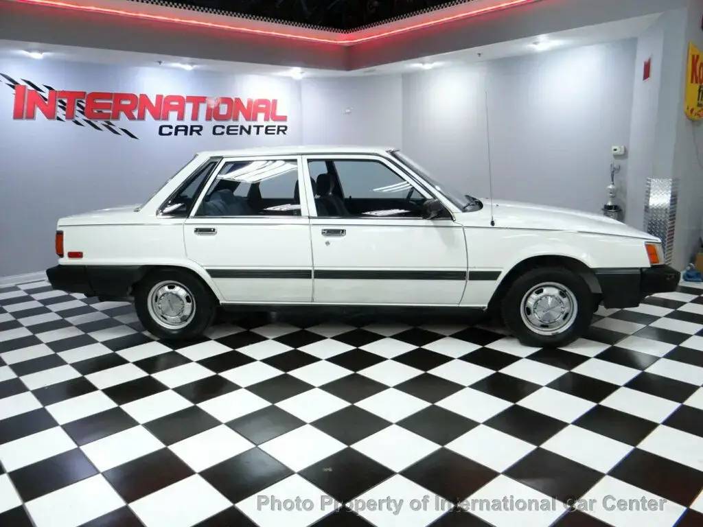 Toyota-camry-1986-white-1