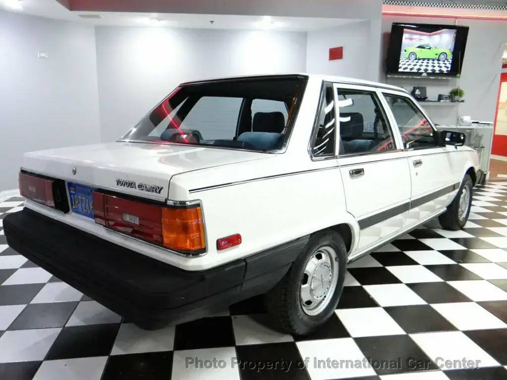 Toyota-camry-1986-white-2