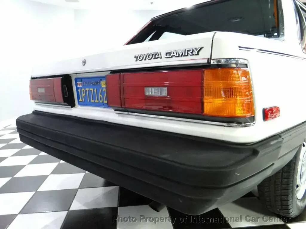 Toyota-camry-1986-white-3