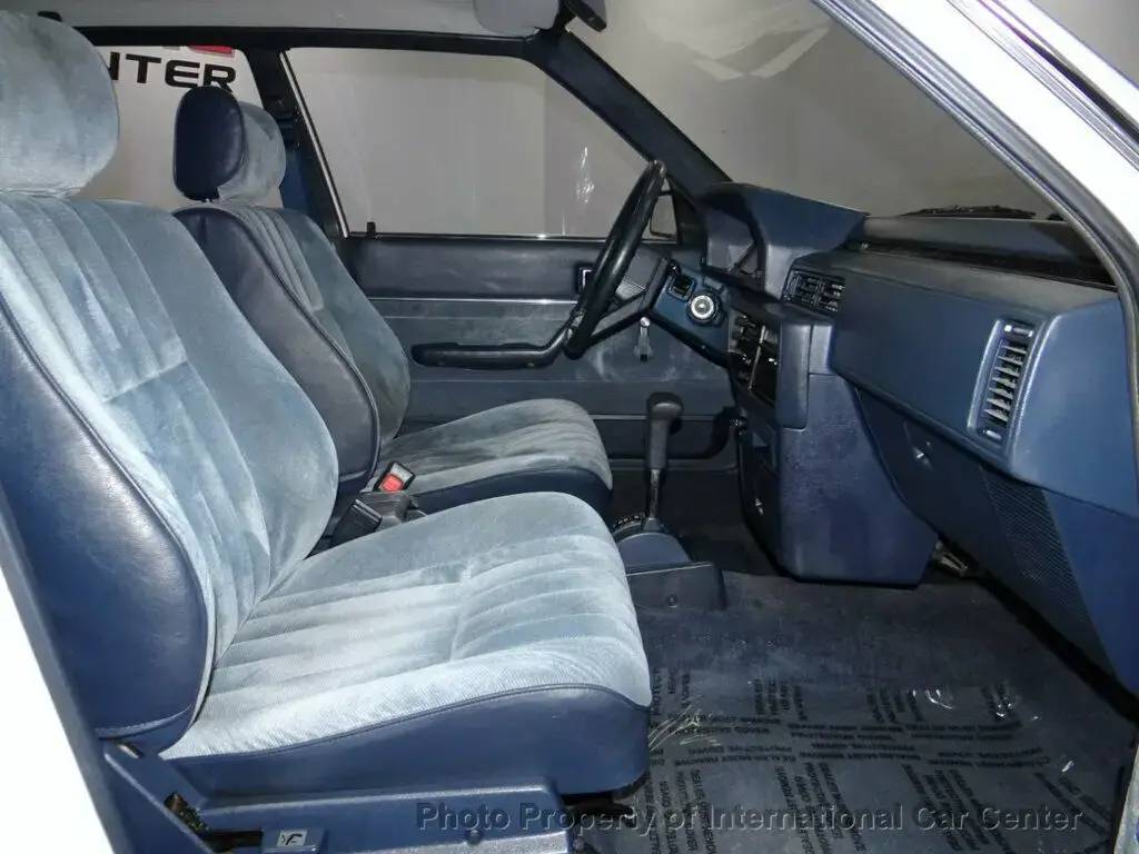 Toyota-camry-1986-white-8