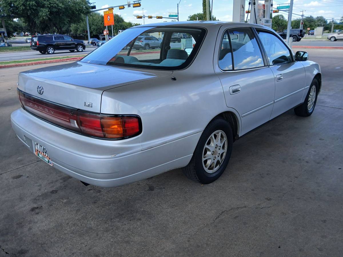 Toyota-camry-1992-silver-3