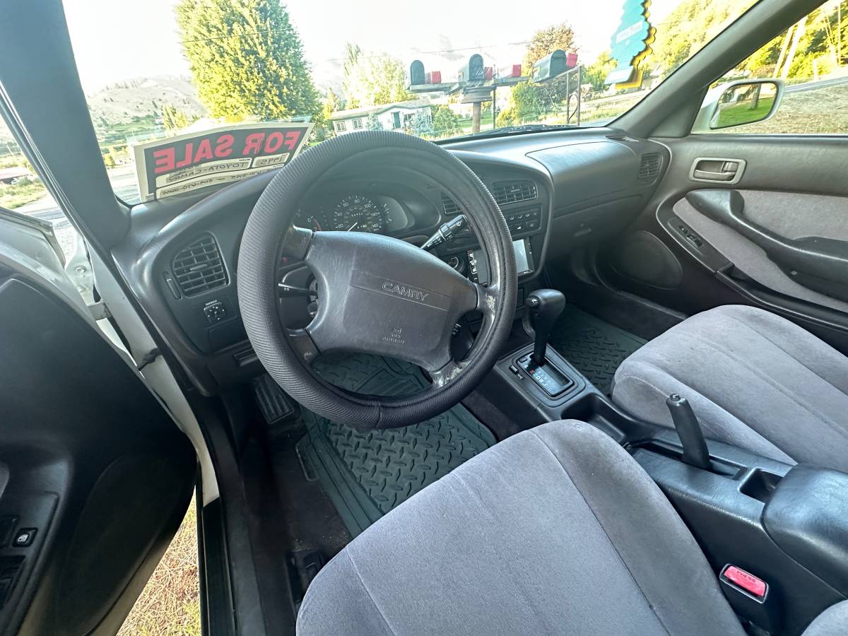 Toyota-camry-1995-white-2