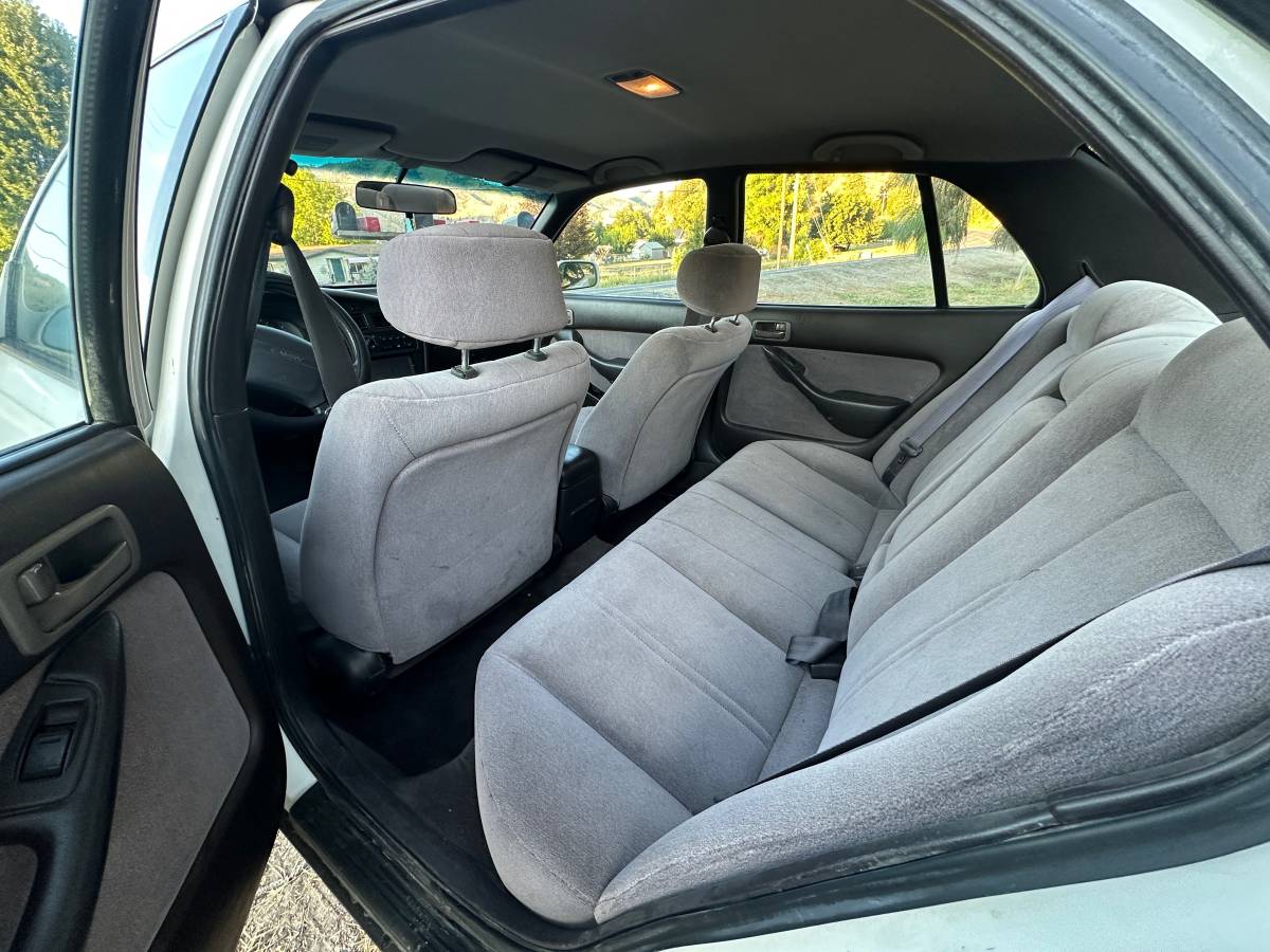 Toyota-camry-1995-white-3
