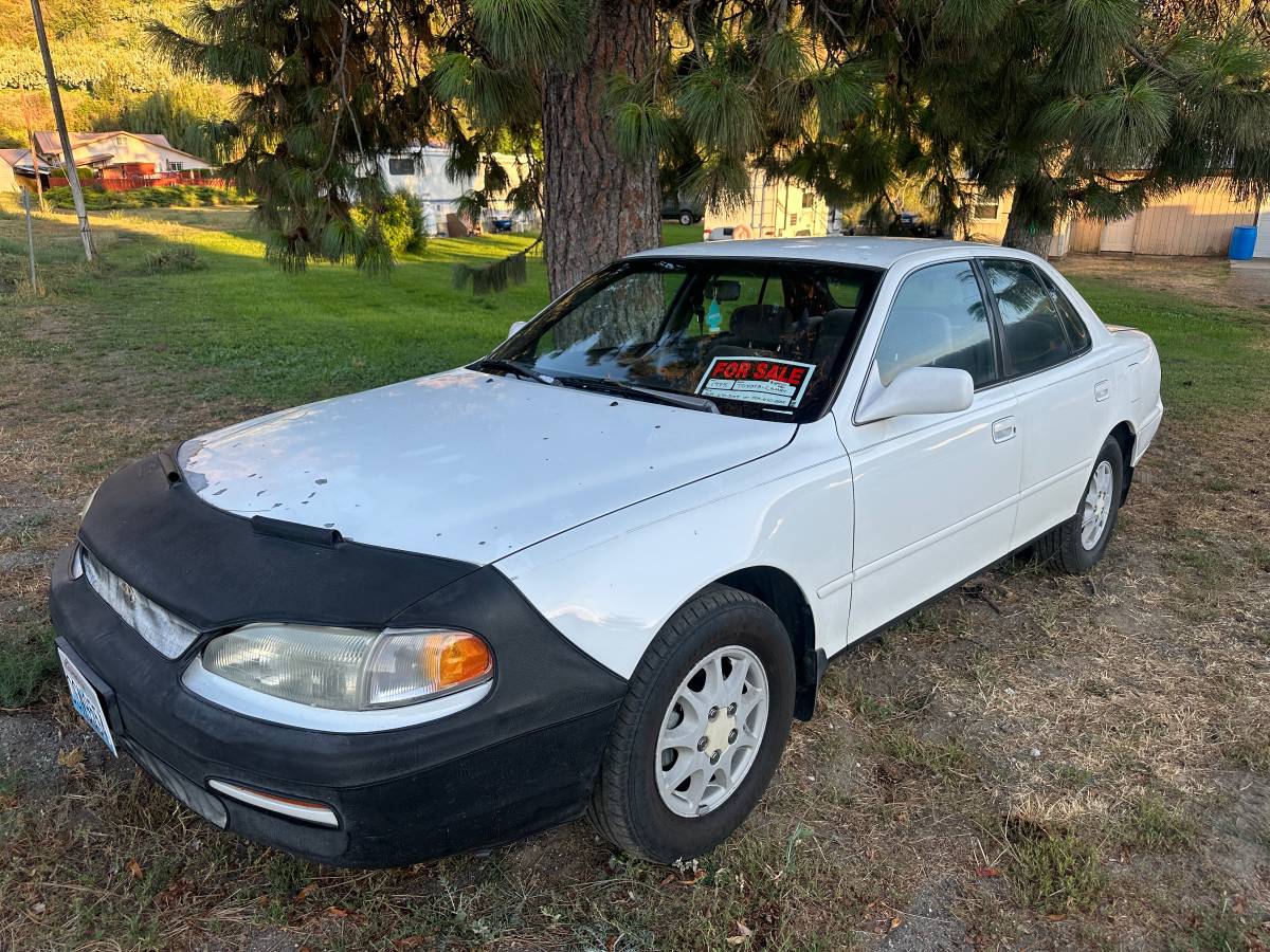 Toyota-camry-1995-white