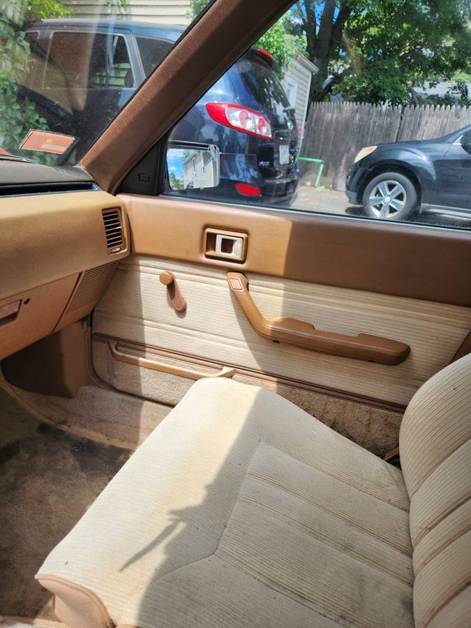 Toyota-camry-le-1984-10