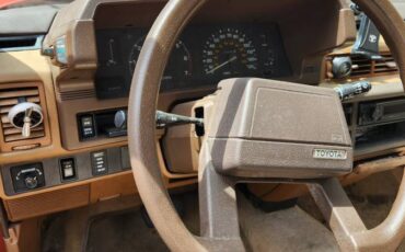 Toyota-camry-le-1984-11