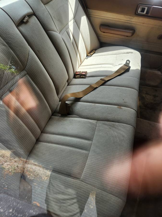Toyota-camry-le-1984-9