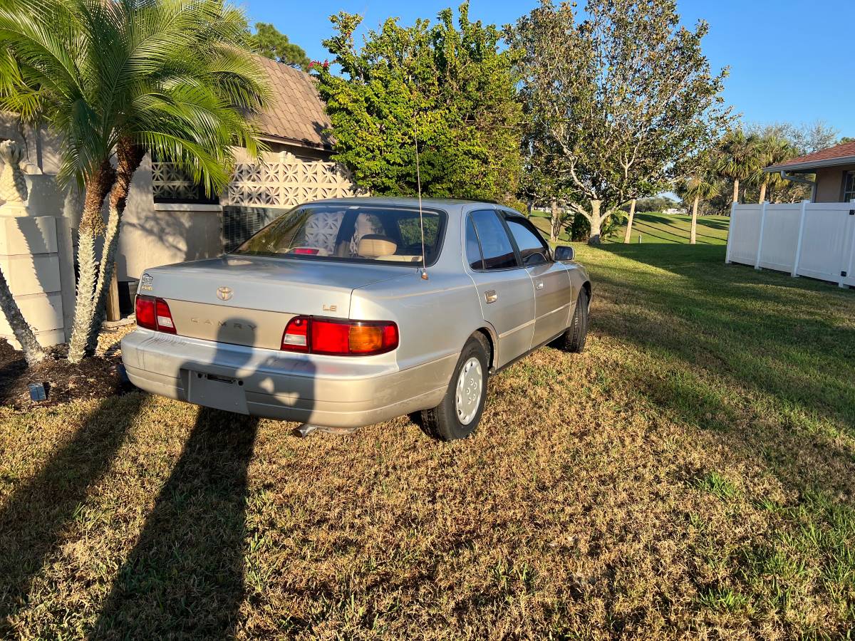 Toyota-camry-le-1995-brown-1