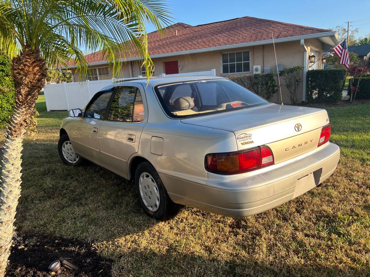 Toyota-camry-le-1995-brown-2