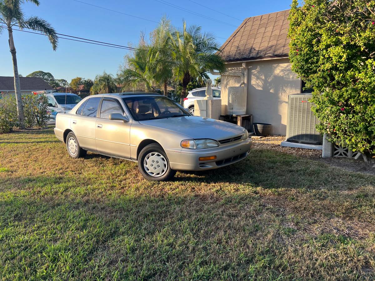 Toyota-camry-le-1995-brown