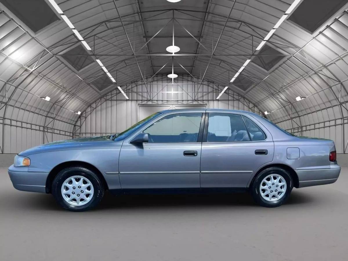 Toyota-camry-le-1995-silver-1