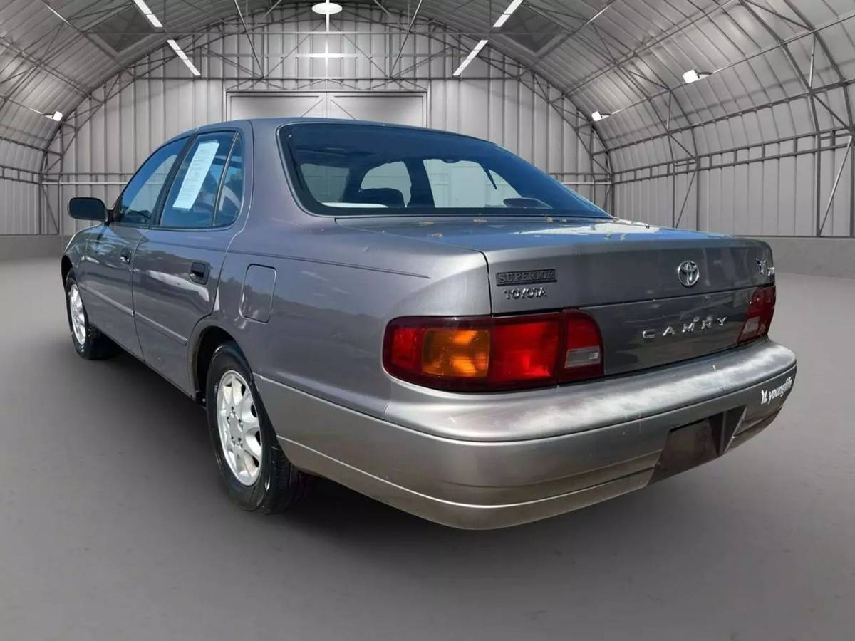 Toyota-camry-le-1995-silver-2