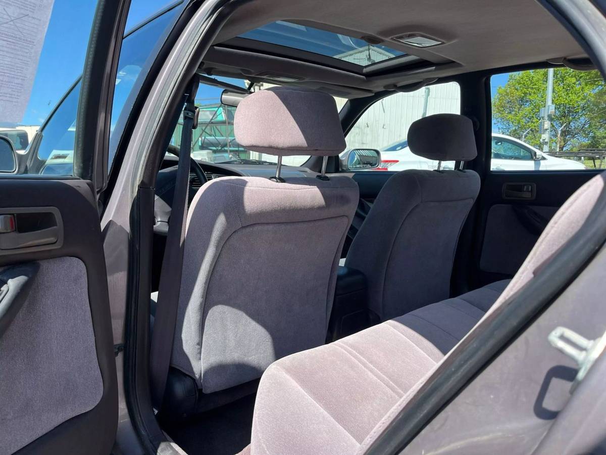 Toyota-camry-le-1995-silver-3