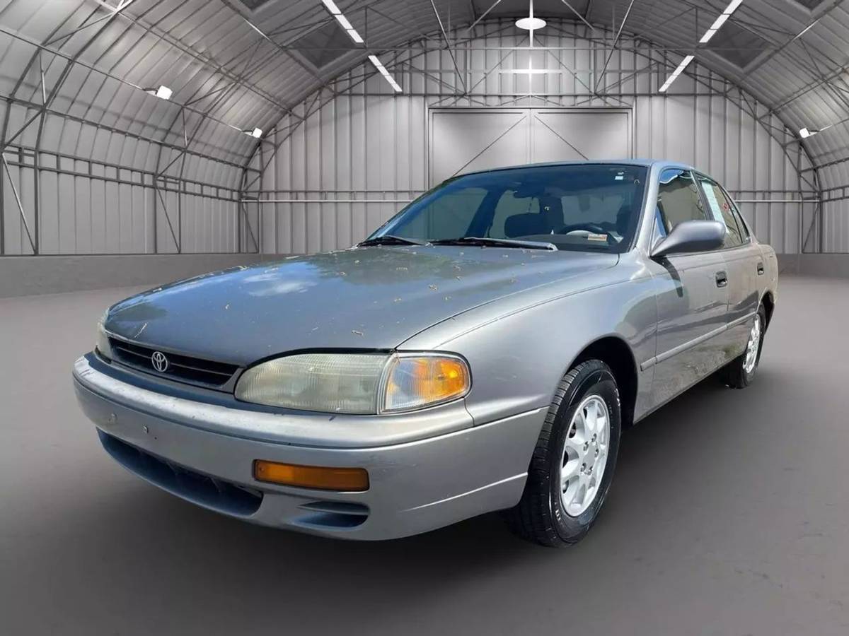 Toyota-camry-le-1995-silver
