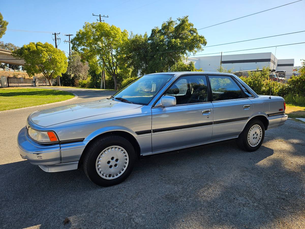 Toyota-camry-le-4dr-sedan-1988-blue