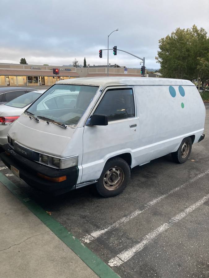 Toyota-cargo-van-1987-white-2