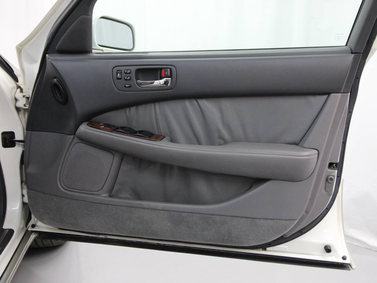 Toyota-celsior-1993-white-21