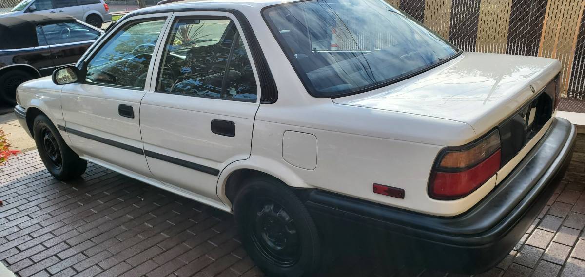 Toyota-corolla-4dr-sedan-1990-white-1