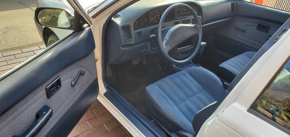 Toyota-corolla-4dr-sedan-1990-white-2