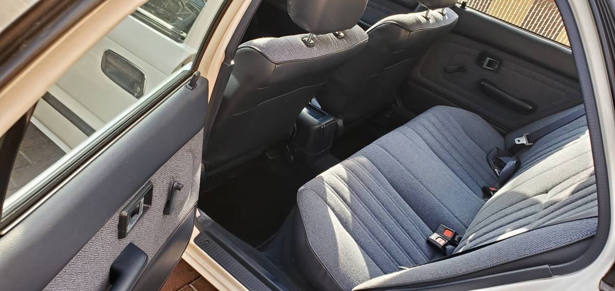 Toyota-corolla-4dr-sedan-1990-white-3