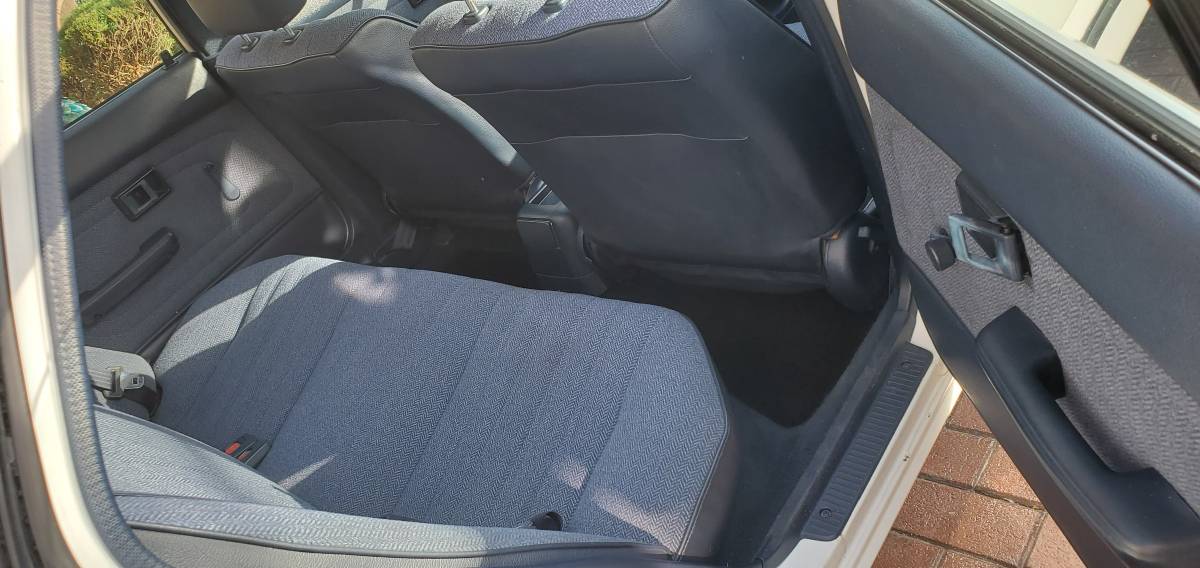 Toyota-corolla-4dr-sedan-1990-white-5